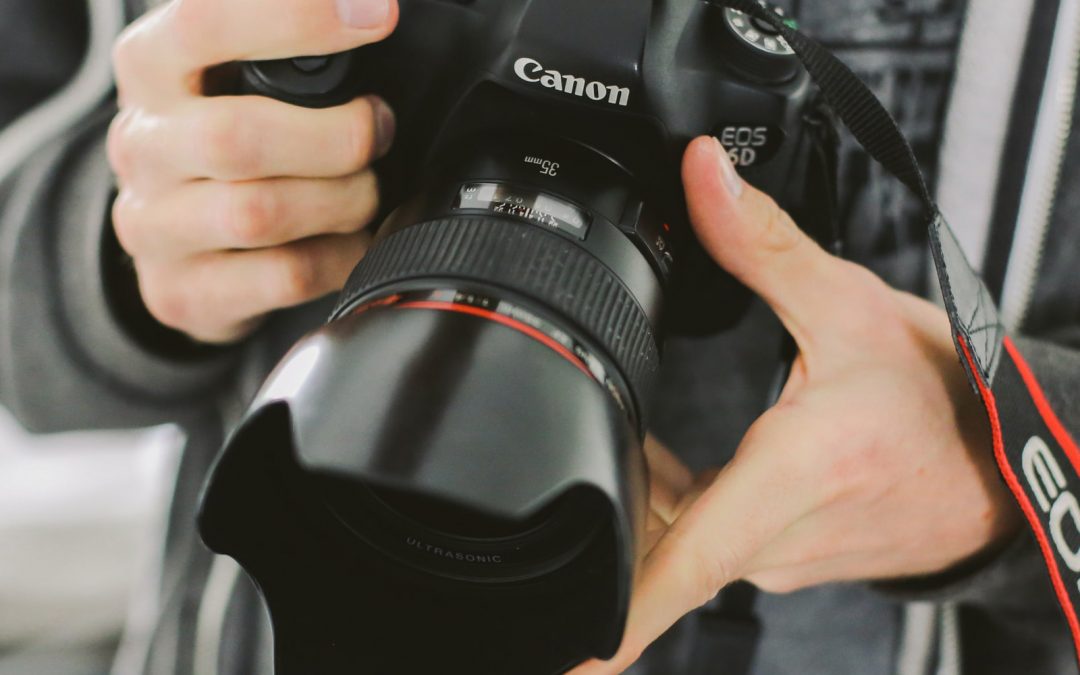 Mitarbeiter*in im Fotogeschäft